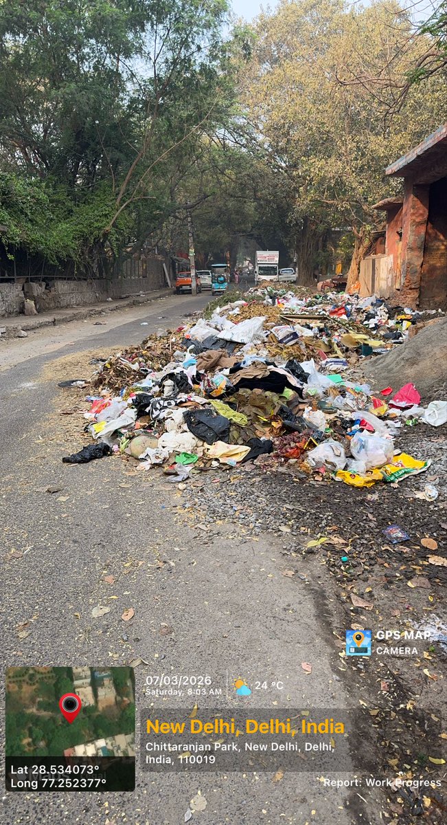 crparkrwagblock's tweet photo. G-Block C.R.Park Dhakao. Qr of a KM of long trail of garbage piled up. None bothers as lesser mortals live in them C.R.Park. Riad blocked. Foul smell, threat of disease are looming large. @RajaiqbalSingh3 @bjpRekhagupta @LtGovDelhi @PMOIndia @shikharaibjp @BansuriSwaraj https://t.co/PNHc0h1xhm