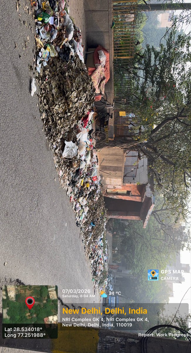 crparkrwagblock's tweet photo. G-Block C.R.Park Dhakao. Qr of a KM of long trail of garbage piled up. None bothers as lesser mortals live in them C.R.Park. Riad blocked. Foul smell, threat of disease are looming large. @RajaiqbalSingh3 @bjpRekhagupta @LtGovDelhi @PMOIndia @shikharaibjp @BansuriSwaraj https://t.co/PNHc0h1xhm