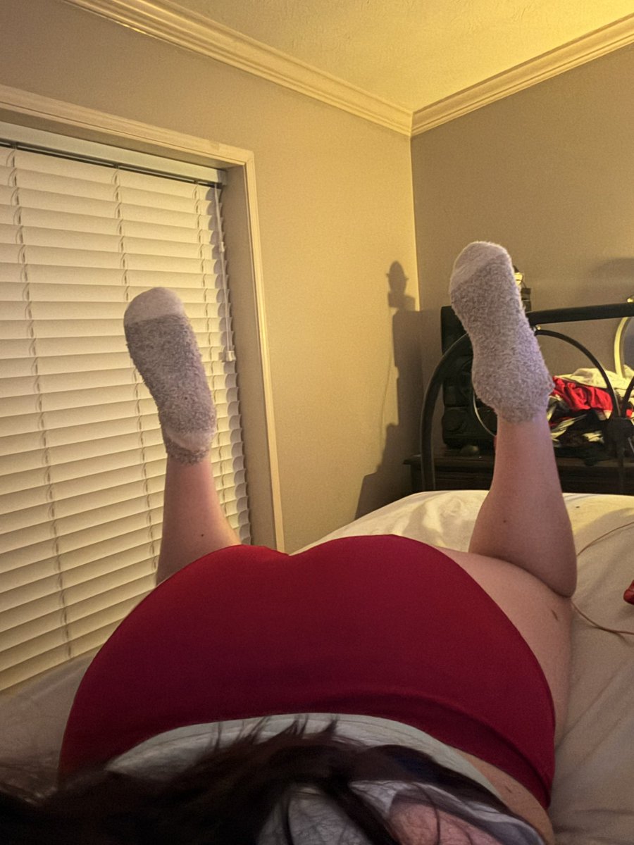 do my socks look better in blue or yellow light?

#nsfw #nsfwtwt