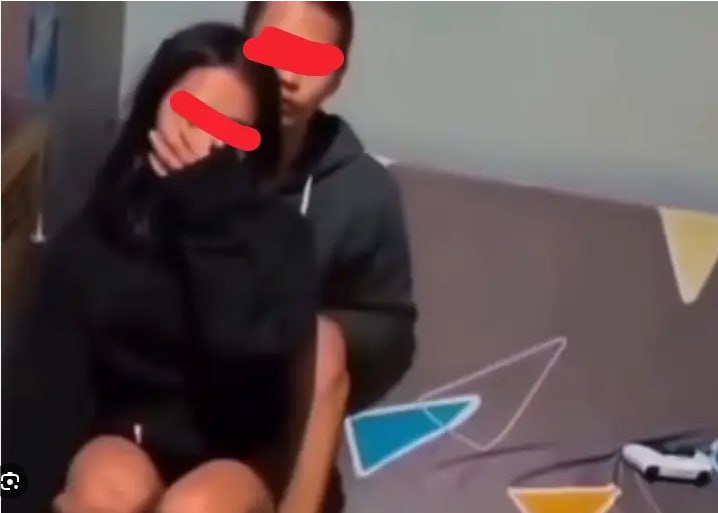 Beritaxnews's tweet photo. Viral Video Remaja di Rental PS Tabanan, Orang Tua Laporkan Penyebarnya

Sebuah video yang memperlihatkan dua remaja diduga melakukan perbuatan tak pantas di sebuah rental PlayStation di Kecamatan Kota Tabanan, Bali, viral . 

Full video telegram ini : https://t.co/PkaB0HdfYl https://t.co/qenkeN6nFr
