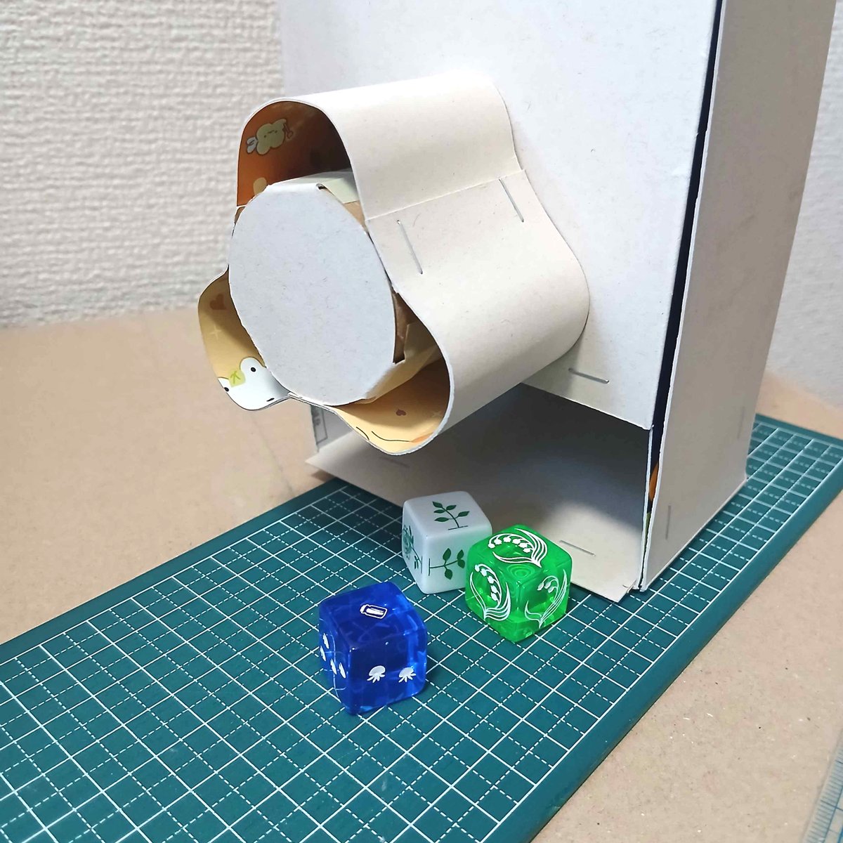 uraniwa_cube's tweet photo. 少なくともガチャとして動作する物体はできたぞ。見た目はここからどうすればいいのかまったく分からないがなんとかなってほしいですね。 https://t.co/bfnUMGeNYG