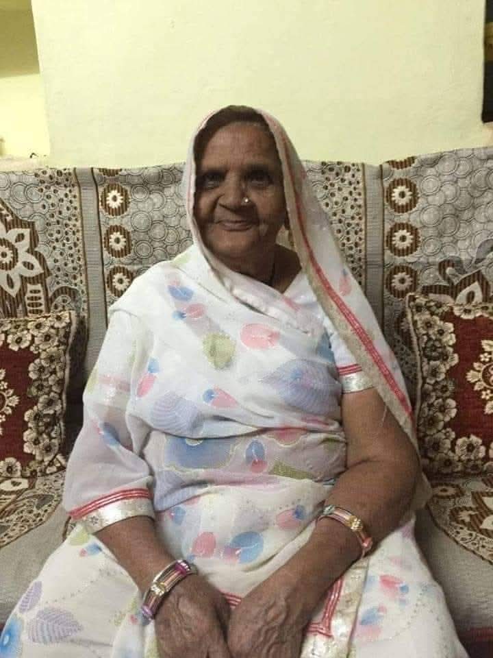 पूरी सृष्टि में सिर्फ "मां" ही सबकी जगह ले सकती है 
लेकिन "मां" की जगह कोई नहीं ले सकता..
अम्मा की सातवीं पुण्यतिथि पर उनके चरणों में नमन.... 💐🙏

#AshokKSharmaBLS #AshokKSharmaIND