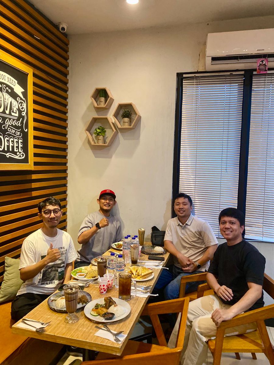 dinklez's tweet photo. Teamwork ☕☕
#indibiz #indibizgorontalo #telkomindonesia https://t.co/DDyUWulLBu