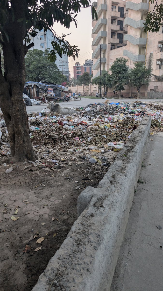 trafficwatchmen's tweet photo. Noida is turning into a mess because @noidapolice and @noida_authority are allowing illegal jhuggis to grow unchecked. Residents are paying the price for official negligence.

@CeoNoida @myogioffice @myogiadityanath @narendramodi @PankajSinghBJP @dmgbnagar @dr_maheshsharma https://t.co/4nkLzufeBt