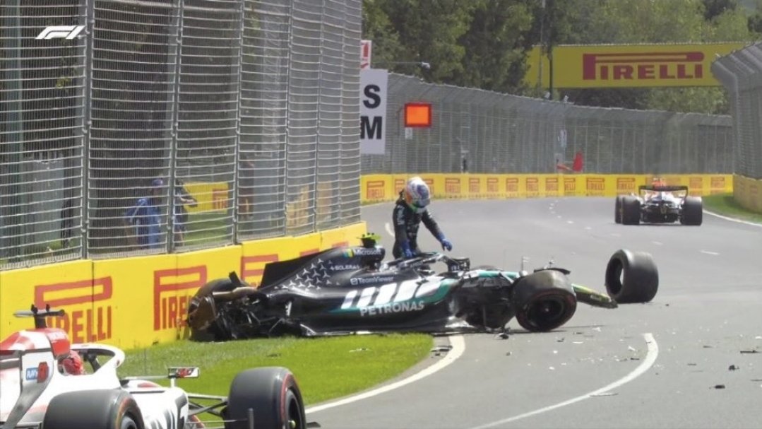 Impresionante la seguridad de los F1.. Kimi salió del auto sin problema 👏🏼
<a href="/TeamKimiF1/">Team Kimi Antonelli 🇮🇹🇧🇷</a> #AustraliaGP #AustraliaDAZNF1