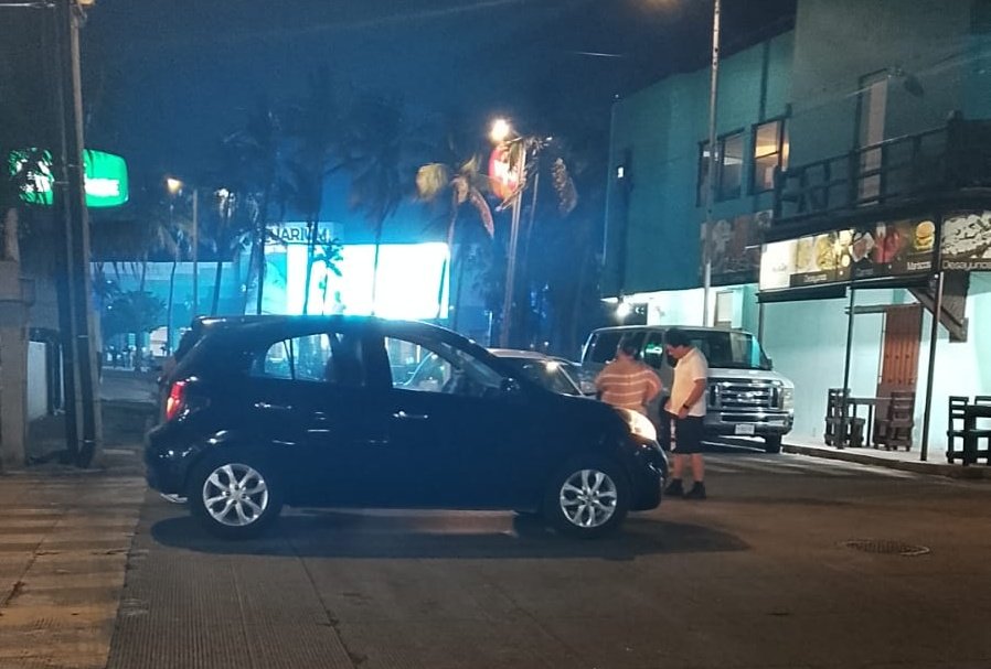 #ChismitoJarocho 📸 7:46 pm #ReporteVial Choque en la calle 16 de Septiembre casi boulevard Manuel Ávila Camacho. <a href="/espejohernandez/">Rosa María Hernández Espejo🌹</a> <a href="/AyuntamientoVer/">H. Ayuntamiento de Veracruz</a> #VeracruzCiudadHeroica #Veracruz #VeracruzPuerto #Jarochos #Veracruz2026 <a href="/vialver/">El tráfico vial en Veracruz</a>