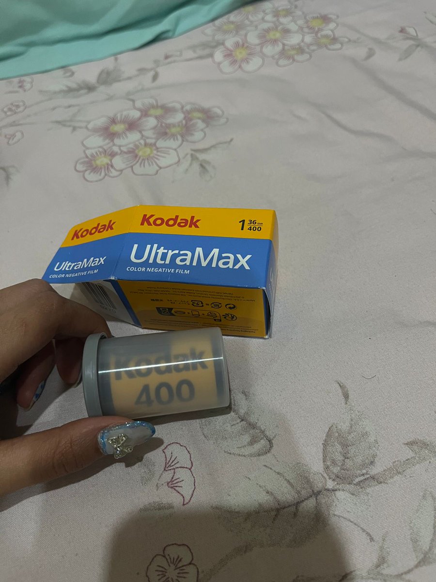 whoseveleean's tweet photo. WTS / preloved 
roll film brand kodak

100%new minus cuman unsealed (buka kotak) ga dipake samsek. brand kodak ultramax400 cuman 200rb dan yg gold cuman 180rb ajaa tp klo beli lsg set aku ksh diskon jd 350rb. 
yg mau chat aku yak, thankss
#zonauang️ #zonaBU #zonajajan #rollfilm https://t.co/t7jo2VI5D2