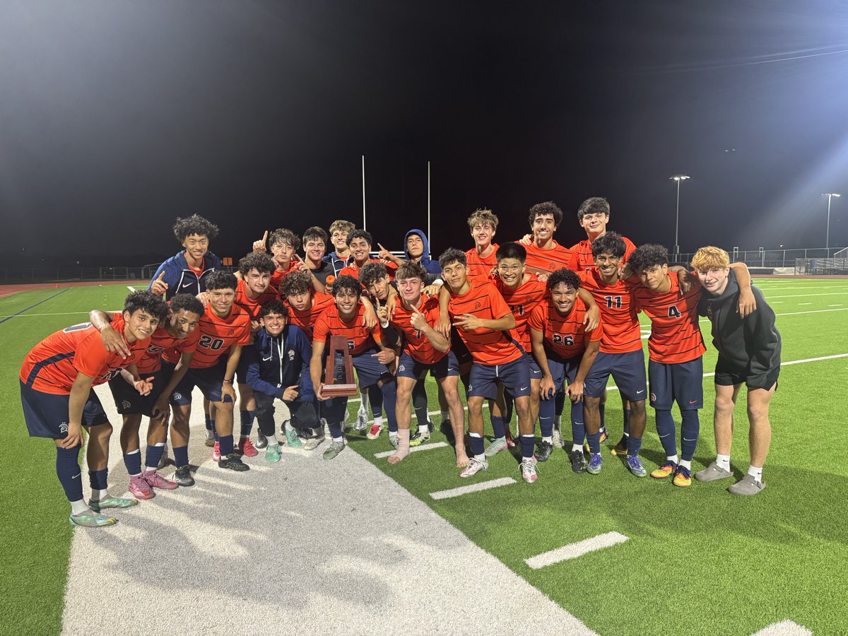kfinnesand's tweet photo. ⁦@SLsoccer⁩ wins their 7th straight district championship! 🧡💙🧡 https://t.co/VQ4kIcDvb6