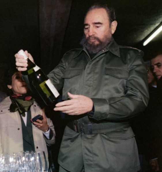 A mí me tocó, durante años, conformarme con un vaso de agua caliente con azúcar prieta. 
Arroz sin sal. 
Arroz solo. 
Cero leche y yogur.
Papas una vez al año.
Un solo pan al día, mohoso a veces, ácido, duro.
Acostarme y levantarme con hambre.

Y mientras tanto, a mi alrededor,