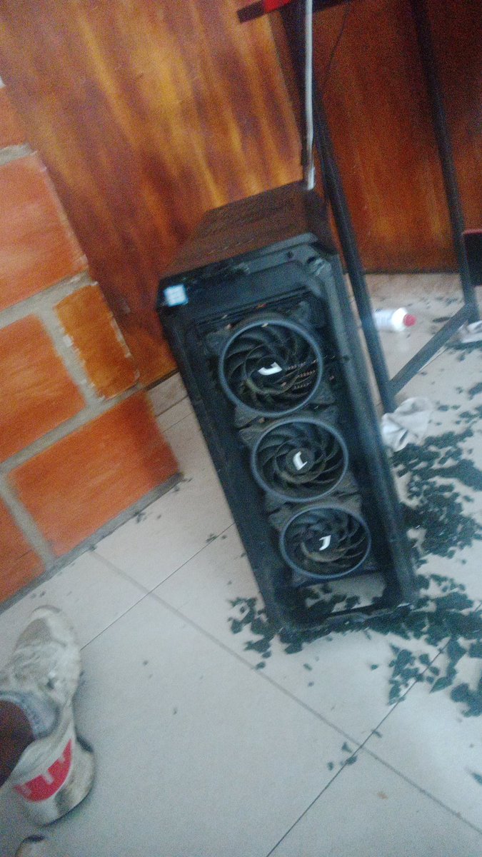 Keny_cb09's tweet photo. Llegué de la u y mi PC apareció así....😭🥹 https://t.co/oVM1JCWNEM