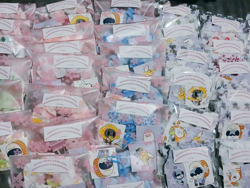 rhoddyyy's tweet photo. Freebies ready for tomorrow!!! 
can do trade and some are just for free!!! See u there!

 #DunkinPH_WondersAt553 #DunkinPH_TXT #TOMORROW_X_TOGETHER #TXT https://t.co/lNQji4UNd4