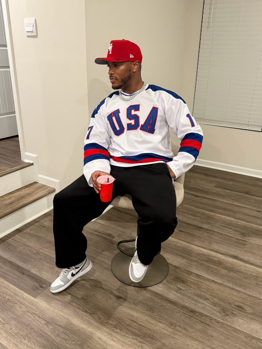 Be_inTIMidated's tweet photo. Red cup papi 🫦 https://t.co/dMH0SY9W26