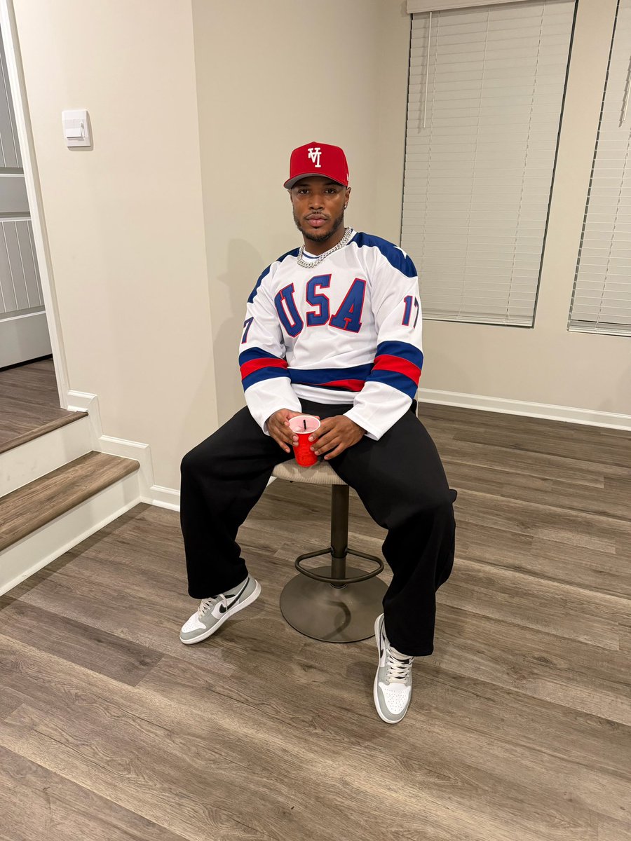 Be_inTIMidated's tweet photo. Red cup papi 🫦 https://t.co/dMH0SY9W26