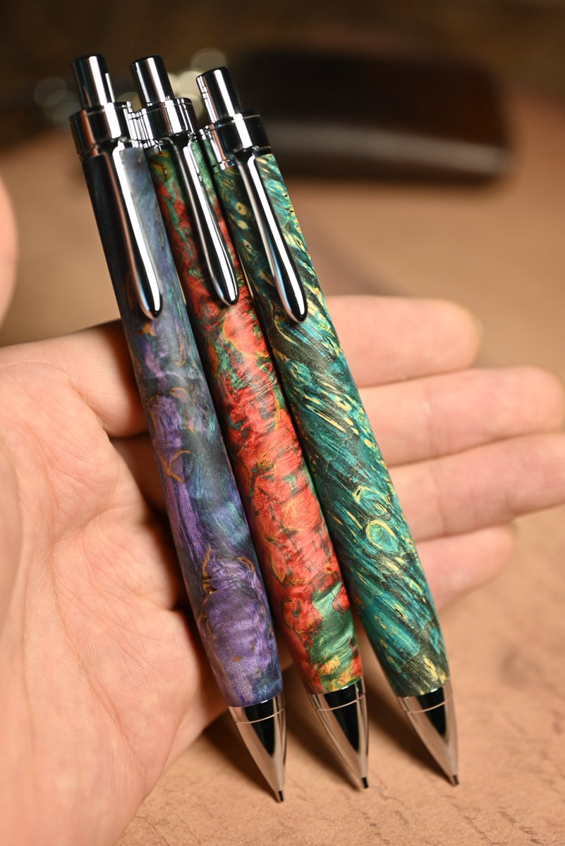 プレゼント企画！！！📢

スタビライズドウッド含浸確認の為に製作した木軸ペンを3名の方にプレゼント致します✨

天然木に着色した樹脂を染み込ませ強化した素材「スタビライズドウッド」を是非広めて頂けたら嬉しいです！

フォロー＆リポストで応募完了です。
締め切りは3/17まで！