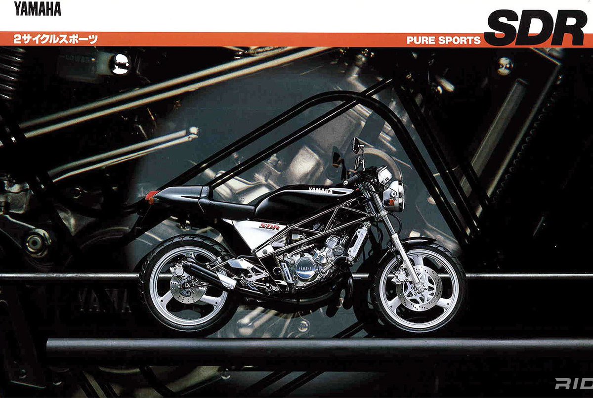 PutiMotor's tweet photo. '87 ヤマハ「SDR」

エンジンはDT200Rがベースで、195ccながら34PS/9,000rpmと2.8kgm/8,000rpmまでチューン。

105kgの車重から3.08kg/psのパワーウェイトレシオで、RZ250を上回るポテンシャル。

コーナリングでレーサーレプリカを追い回す反骨心が、込められていた。

https://t.co/GVSDE0OSTd https://t.co/KznkTLc4I3