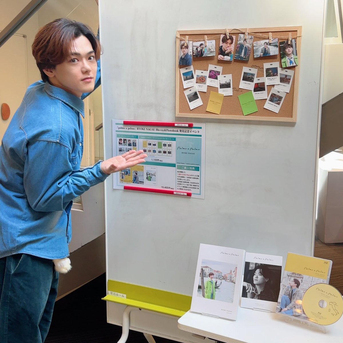 palmo_a_palmo's tweet photo. 「palmo a palmo」発売記念イベント
昼の部開場し、グッズ販売がスタートしております！

展示グッズをチェックする長江さんの様子を📸

▼グッズ詳細はこちら
https://t.co/lMkXkDAPYd

#palmo_a_palmo #りょーきのイタリア旅 https://t.co/Gt0hkW55Ku