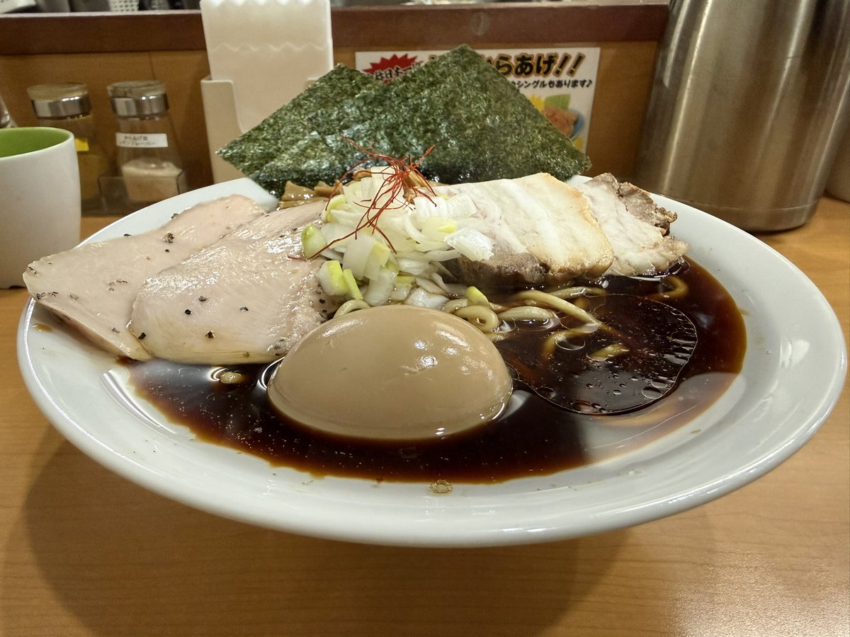 63nyan's tweet photo. 麺や遊大 様

限定『くろくリスペクト特製黒醤油¥1,350』＋「大盛¥100」

しょっぱい＋美味い
麺に具材、共に秀逸♪ https://t.co/DjRUL7PRvx