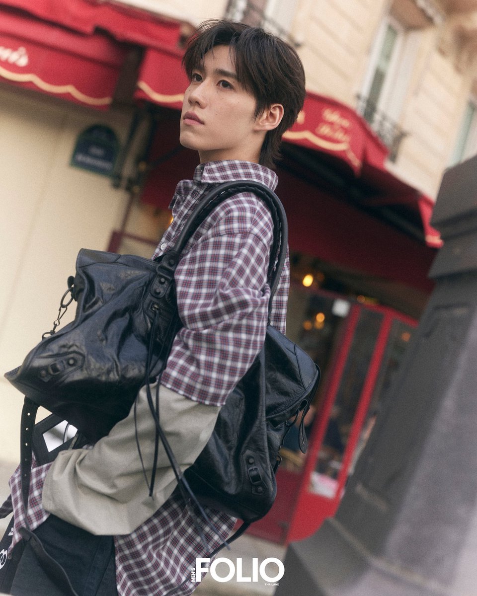 MensFolioTH's tweet photo. พีพีสวมไอเท็มจากคอลเลกชั่น Summer 26 โดยพีพีสวมเสื้อเชิ้ตรุ่น Wrong Sleeve Shirt กางเกงขาสั้นรุ่น Belted Shorts คู่กับกระเป๋าหนังลูกวัวสีดำรุ่น Le City และคอมพลีตลุคด้วยรองเท้าบูตรุ่น Combat Strike
#MensFolioThailand
#BaleciagaWinter26Show
#BalenciagaWinter26XPPKrit
#Balencia https://t.co/dHOiBWepD9