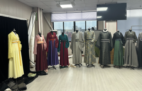 suikoden_drama's tweet photo. ⋱\ WOWOW 公式note更新📝 /⋰

今回は #ドラマ水滸伝 の
衣裳デザインを担当した加藤哲也さんの
インタビュー記事が公開中✍️

製作した衣裳は、なんと数千点！
中国と日本を何度も行き来しながら、
ゼロから構築された衣裳のデザイン画も
noteだけで特別公開！

衣裳製作の裏側や一着一着に込めたこだわりなど、
作品をより深く楽しめる内容になっています。

▼記事はこちら
https://t.co/XbzIaapomw