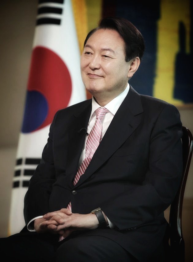 좌좀 여러분들이 
똘아이&amp;멍청이라고 부르는 윤석열은 

서울대법대 한큐에 붙고,
한뚜껑같은 앨리트 얍삽이들이 많다못해 
차고 넘치는 검찰에서 

26년 근무하고 탑 찍고 나온 사람임

좌좀 여러분 앞에서 식후땡하며 
배급이야기하는 직장상사 4050좌포핍티와는 
결이 완전 다른 인물임