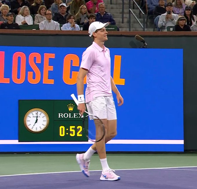 Stats paylaşmamızı bile gerektirmeyecek üstün bir oyunla, çift 𝓑𝓻𝓮𝓪𝓭𝓼𝓽𝓲𝓬𝓴 ile rahat kazanarak başlıyoruz. 🥨

Sonraki turda rakibimiz şu an oynanmakta olan Shapovalov-Etcheverry maçının galibi olacak. 

Bu geceyi kapatalım, herkese buonanotte! 😴

#TennisParadise