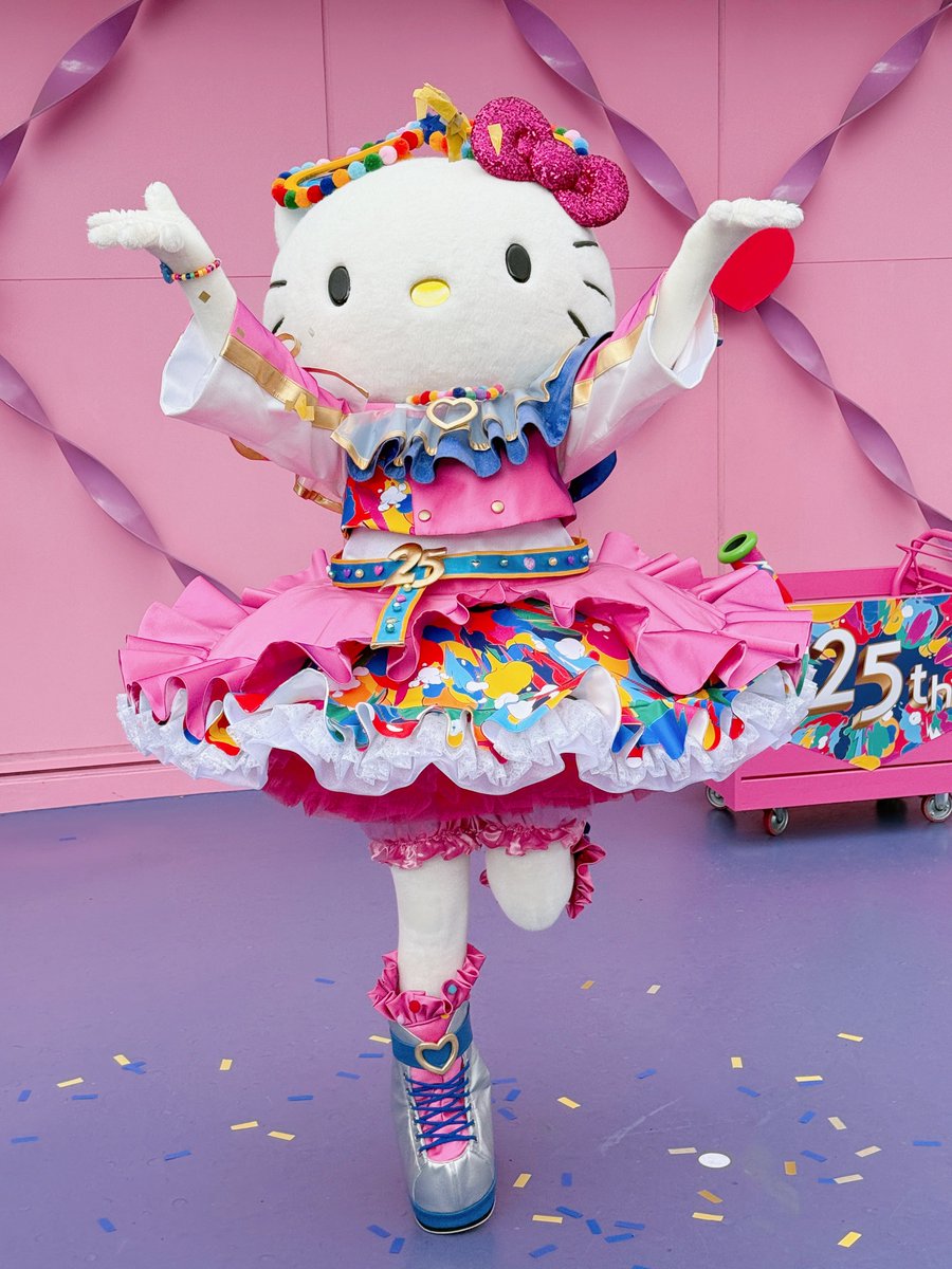 キティちゃんの25周年衣装 めっちゃ可愛いんです🩷💙💛💚 レッツ