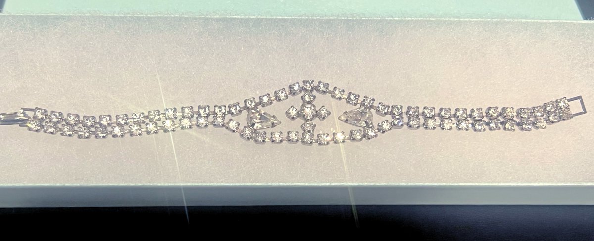TeriE's tweet photo. MIDCENTURY #Rhinestone Clear ICE #Bracelet Faceted Prong Set Gems #VINTAGE50s 
https://t.co/Kh7SRkfD1g 

#rhinestonejewelry #braceletaddict #vintagefashion #vintagestyle #retrojewelry #retrofashion #accessoryoftheday #bridaljewelry #somethingold #sparkle #vintagejewelryforsale https://t.co/ocAuDX8L5m