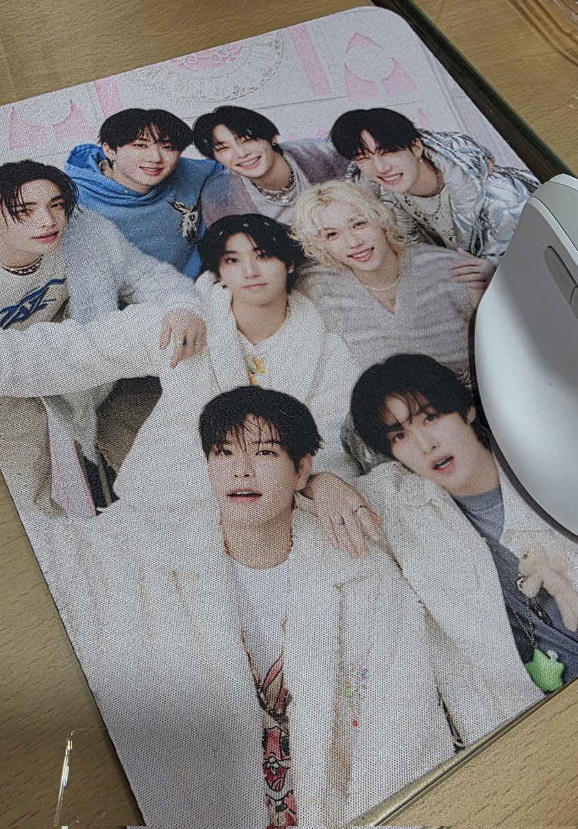 티켓팅 대차게 실패하고 출근😇
작년 나눔땐 행복했는데🥹
마우스패드 업데이트 해 말어.. 참내