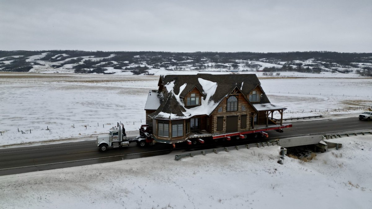 CTVGareth's tweet photo. Large log home on the move from Lajord to Strasbourg in southern Saskatchewan. #saskatchewan #loghome #buildingmovers #skhighways https://t.co/opaZnwlQFT