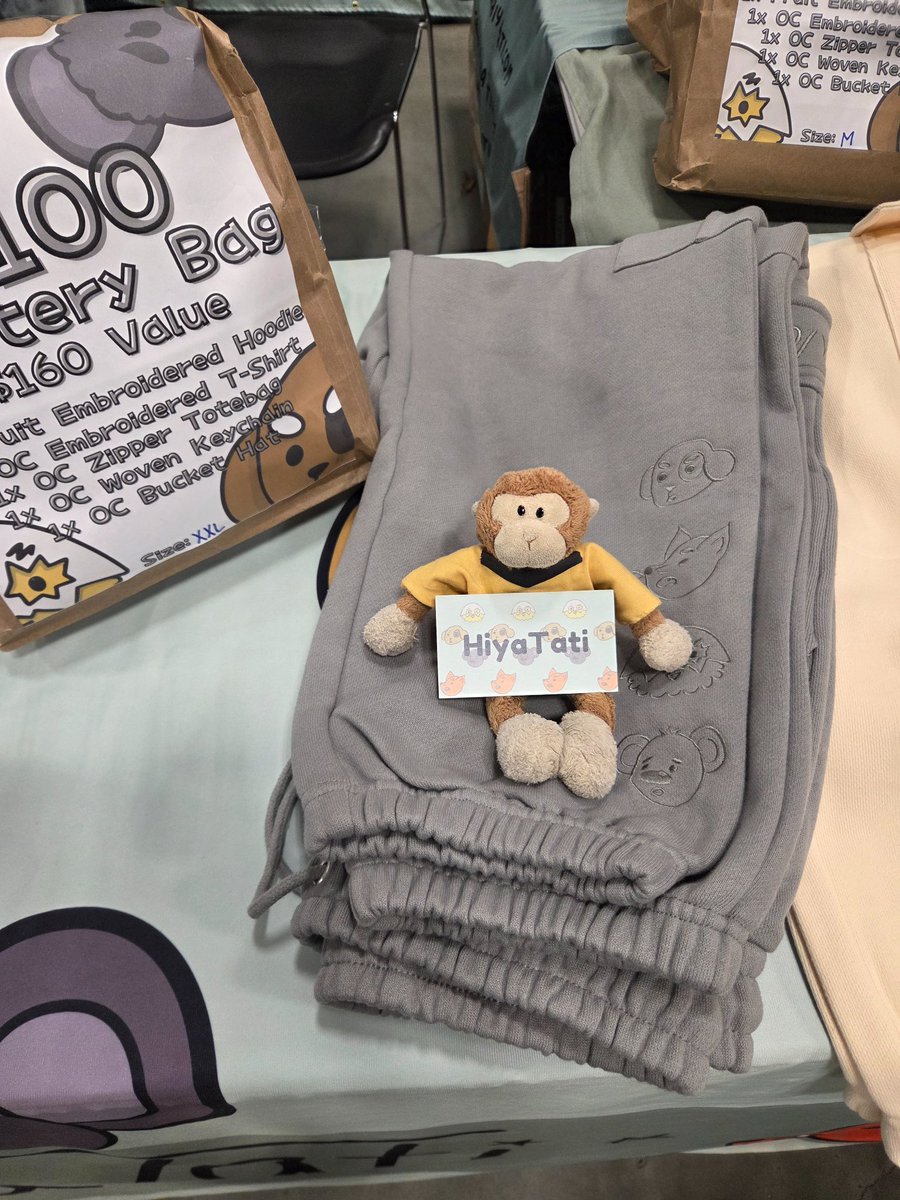 I met the folks of Hiya Tati and saw their super cute and soft stuff! #ECCC