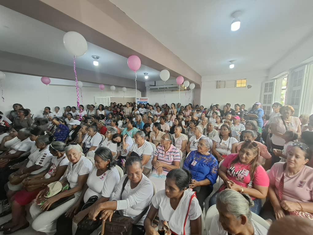 Por celebrarse el próximo Domingo el día de la mujer AD realizó este acto de mujeres Adecas para fortalecer la unidad y trabajar por  @mariacorinamachado. Junto a nosotras en bonito Acto la presencia de la Dra Miriam De Montilla 
@accion_democratica <a href="/PieroMaroun/">Piero Maroun</a>
<a href="/DanielTiradoP/">Daniel Tirado Perez</a>