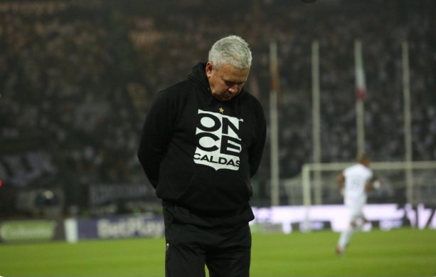 Lo vilipendiaron, lo insultaron por 3 o 4 resultados que no se le dieron.   

Lo maltrataron de "ignorante táctico", le dijeron que se fuera de Manizales.  

Así les responde Hernán Darío Herrera a los desmemoriados desagradecidos, CON VICTORIAS CONTUNDENTES Y 208 PUNTOS.