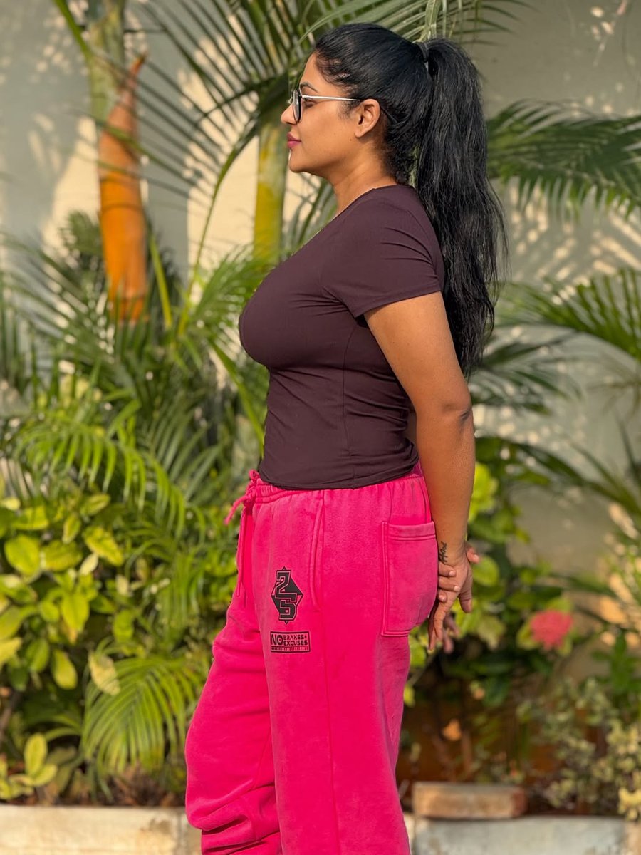 Reshma The perfect unmarried aunty material🥵🥵

4th pic structure 🥶💦💦