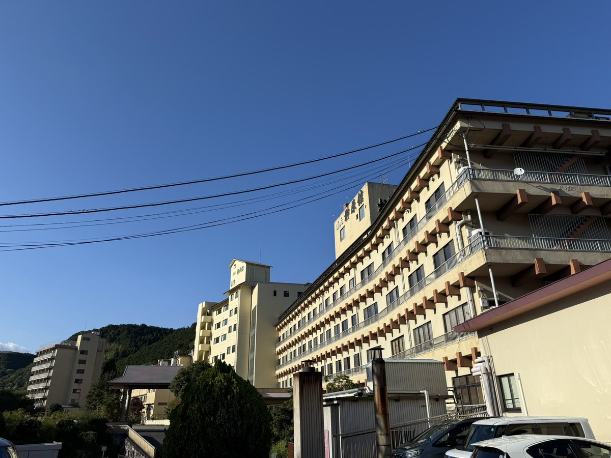 RitsBro's tweet photo. 【おふろ紀行番外編:榊原温泉 湯の庄】
今回は三重県津市 榊原温泉の湯元榊原館 日帰り湯の庄さんへ♨️
近鉄で通るたびに気になっていた温泉地で、やっと行くことができました！
湯の庄さんは源泉かけ流しでそこの温度は約31度ほど、温かい湯船と交互でいくらでも入れてしまいました…
#榊原温泉 https://t.co/qwYRDeNwLY