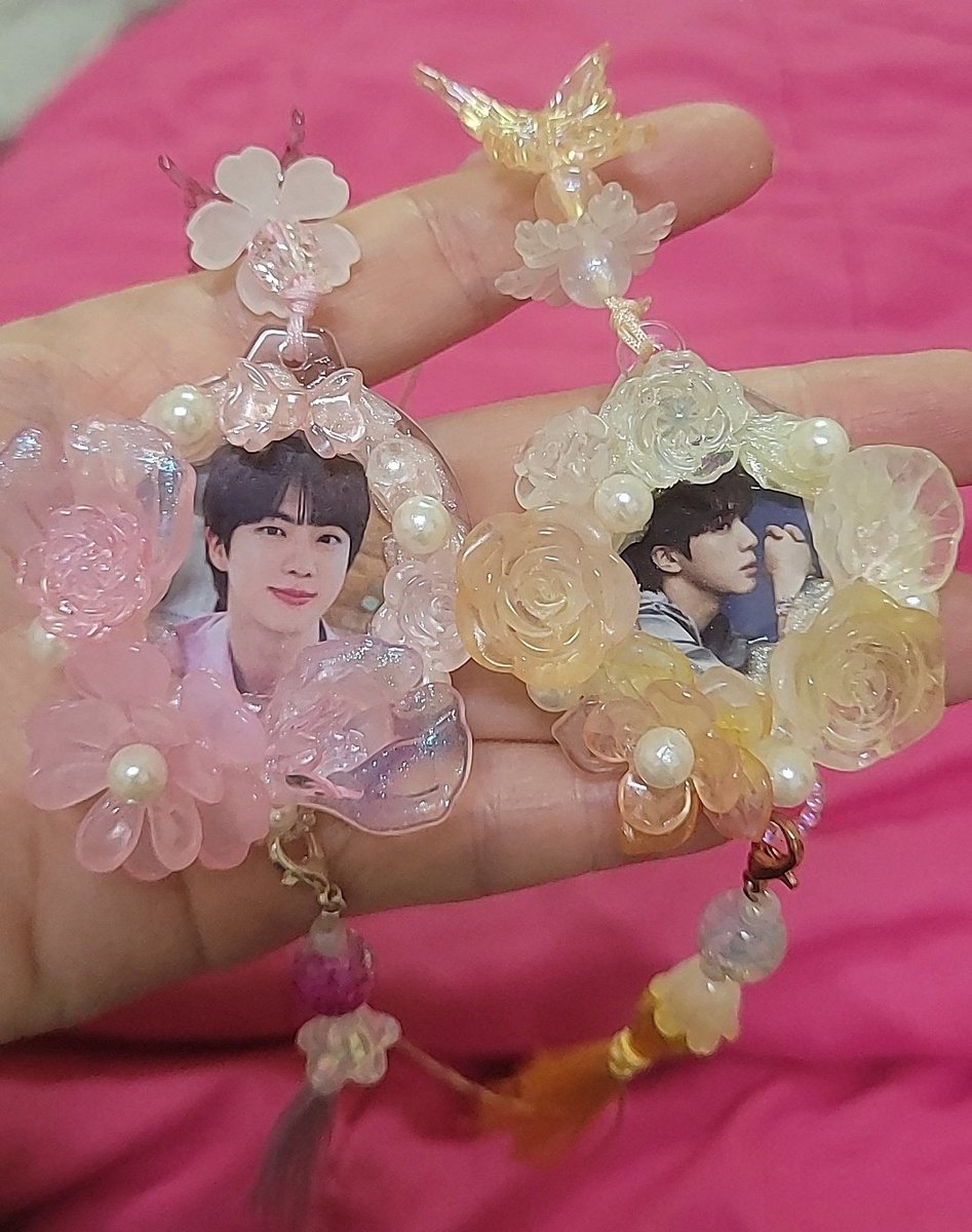 สวยมากกก แบบราชนิกุลชั้นสูง 
ดีไซน์มีความตั้งใจทำมาก รายละเอียดแน่นเหมือนเครื่องประดับในเทพนิยาย  เป็นความน่ารักที่พกพาได้ พี่จิน น่ารัก และหล่อสุดๆ  ขอบคุณมากๆนะคะ 🩷🧡 #Soradesu_Artdiy