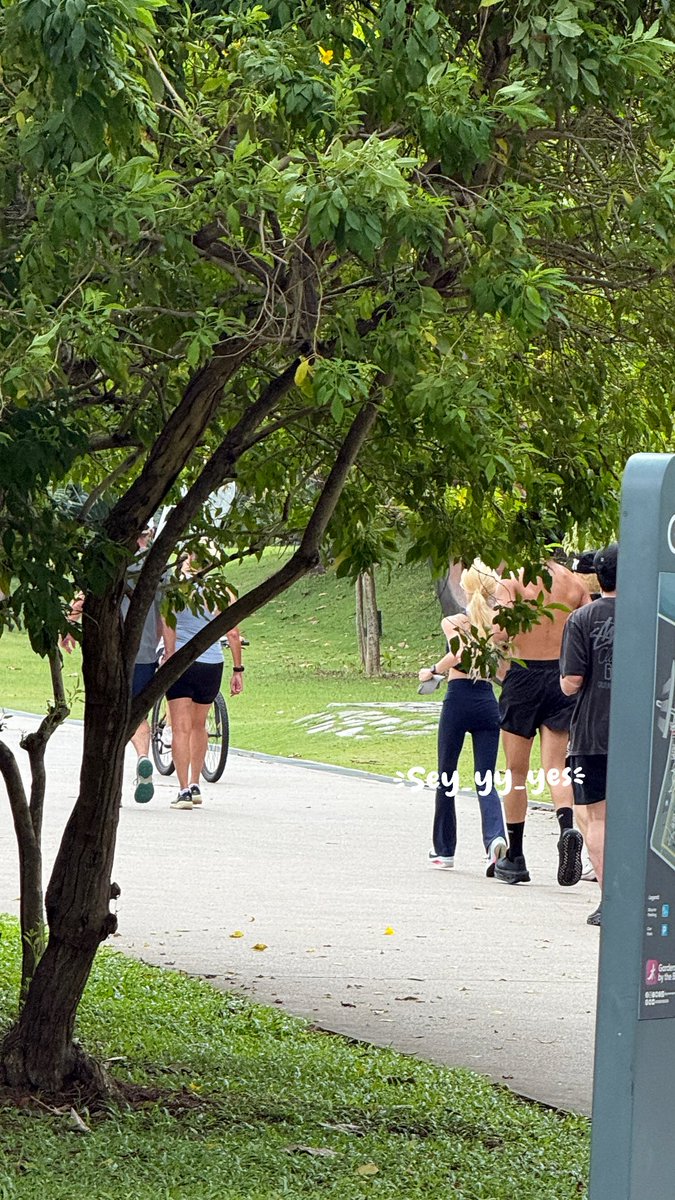 dedet3101's tweet photo. Heboh banget kim mingyu lagi jogging di singapore tapi telanjang dada 

#MINGYU #SEVENTEEN https://t.co/jJXH8uSS1U