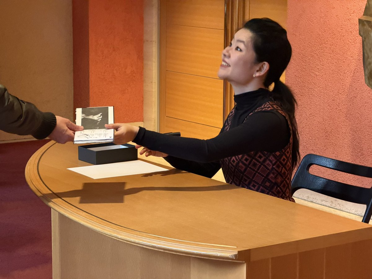 金川真弓/バッハ無伴奏@彩の国1日目

久々の #金川マニア
曲の度に感嘆の声が漏れてくる
ボウイングが最短距離でダイナミックとはほぼ反対な表現だが、BWV1002,1004のクーラント、超絶技巧なのにクール、サラバンドも速めのテンポ確かなテクニックと真摯な向き合い方に心打たれた
明日も楽しみ