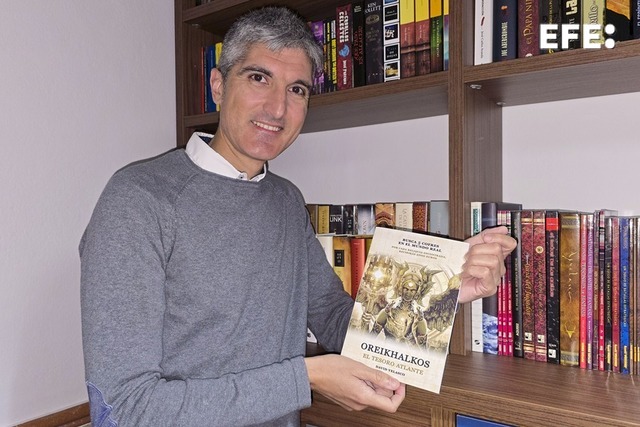 Un libro del escritor y periodista David Velasco (Málaga, 1980) propone un juego de enigmas para buscar tesoros reales y ofrece premios de 2.000 euros a quienes, literalmente, encuentren alguno de los cinco cofres enterrados en distintos puntos de la península ibérica.