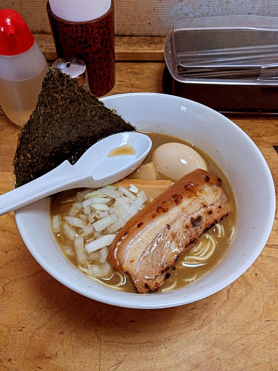 yo1tec's tweet photo. らーめん いのうえ
尻手駅より徒歩10分の煮干が効いたらーめん屋🍜
食べログ百名店の店✨
自販機でらーめんも販売してました👍️

#らーめんいのうえ #尻手グルメ #らーめん好き https://t.co/MRXvWLykuG