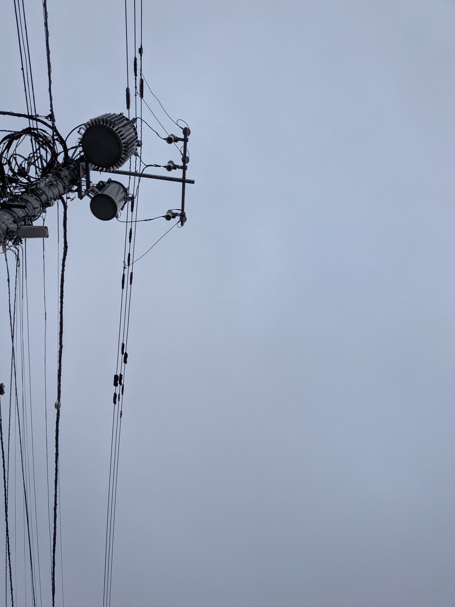 wankoturn's tweet image. 札幌15時半の空、17時3℃

着いちゃった（笑）
会場設営かな…ワクワク☺️
入り口付近で椅子やテーブル移動してるのが見えてるので
廊下の外のドア前で待機中…🤣
入り口のドア閉まった…行くかぁ

札幌ライブ参加の皆さん
よろしくお願いしま～っす
小雨降ってます…🌂
#田内洵也　#blewit