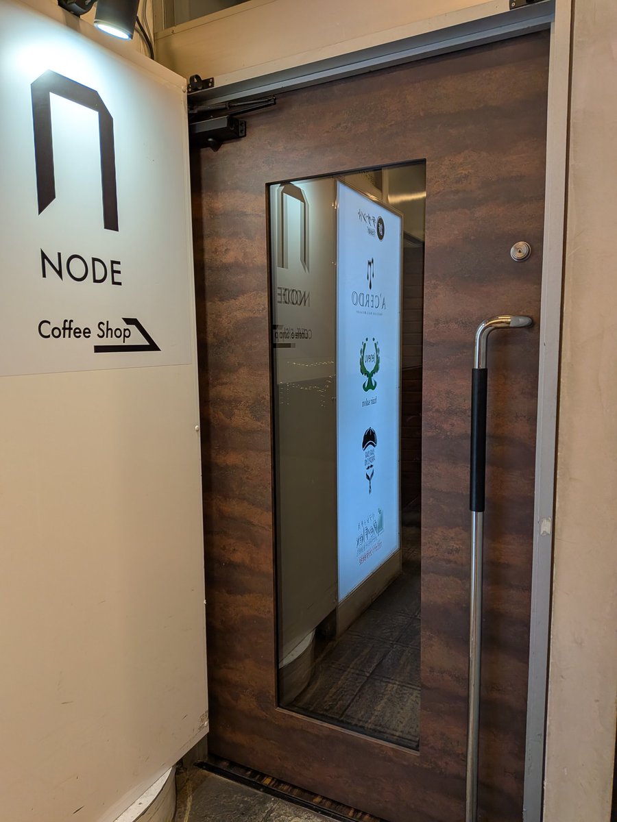 wankoturn's tweet image. 札幌15時半の空、17時3℃

着いちゃった（笑）
会場設営かな…ワクワク☺️
入り口付近で椅子やテーブル移動してるのが見えてるので
廊下の外のドア前で待機中…🤣
入り口のドア閉まった…行くかぁ

札幌ライブ参加の皆さん
よろしくお願いしま～っす
小雨降ってます…🌂
#田内洵也　#blewit