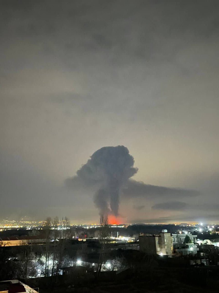 این دود هایی که اینجوری میره تو آسمون جوونی 
و آرزوهای من و شما بوده که برای ما خرج نشده.
میتونست دانشگاه و جاده و زیرساخت  باشه نه پایگاه بسیج و بانکرنظامی.
میتونست جاری شدن زاینده رود ،دریاچه ارومیه و تالاب ها باشه.
میتونست سیستان بلوچستان و جنوبِ غیرمحروم باشه.
میتونست مهاجرت