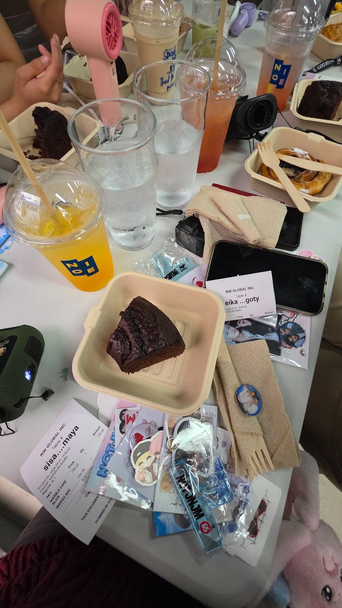 had so much fun sa aming mga ka table 🤭🤭 sharawt sa mga nasa corner table na pagod na sa life 🤣 maraming salamat din sa mga nag abot ng freebies 🫶🫶