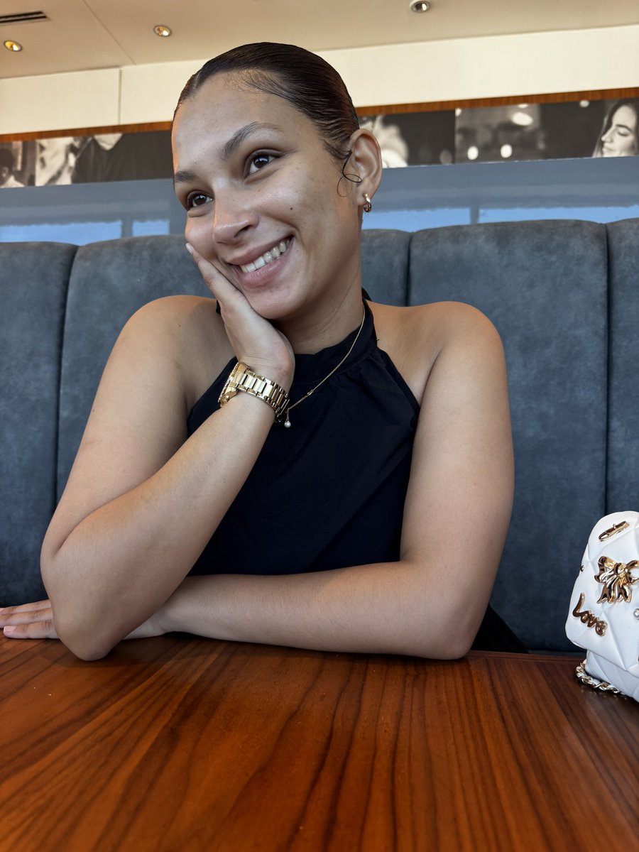 A no make-up kind of morning. 

#AshleyOgleGotThis