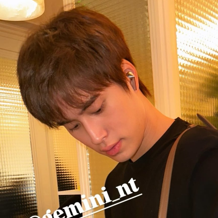 จมูกดูสันเป็นคมเส้นผมก็ทำไฮไลท์ กระเป๋าก็ชาเนลไงจะเรียกลำไยคิดดูให้ดี 💃🏻💅🏻

GEMINI BOUND FOR CHANEL FW26
#CHANELXGEMINI 
#CHANELFallWinter 
#CHANELShow