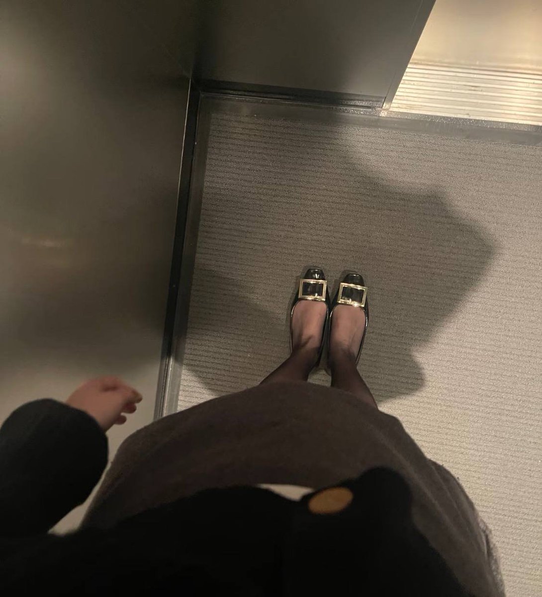 troyfielding20's tweet photo. 好尴尬，这次的客户是前任的现任
电梯里只敢缩在角落，一句话不敢多说 https://t.co/PLwLC0BeJL