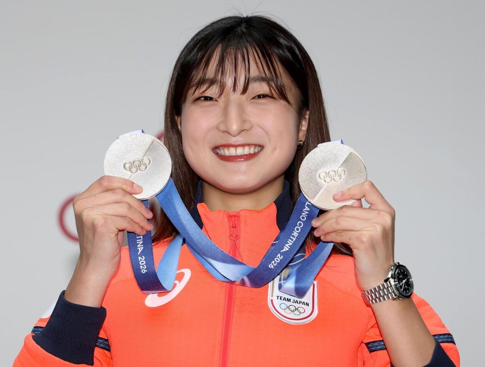 E_monogatari's tweet photo. 坂本花織選手の世界選手権出場が決定しました。

2022年から世界選手権を3連覇。昨年はミラノ・コルティナ五輪金メダリストのアリサ・リュウ（米国）についで、銀メダルでした。

今大会では金メダルで有終の美を飾ってほしいです！

【数量限定・予約販売】坂本花織メモリアルブック
氷上での輝きと笑顔の軌跡を、写真とオフショットでたどる保存版。今回の五輪と3月の世界選手権も収録予定です。

※いいモノがたりでは、銀メダルを報じた神戸新聞の張り出し号外付き

詳細はこちら
https://t.co/JAplTbFJcL