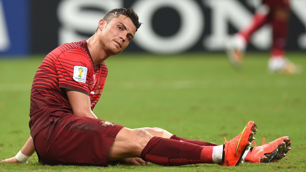 ActuCR7_'s tweet photo. 😪 𝗖𝗛𝗔𝗤𝗨𝗘 𝗔𝗡𝗡𝗘́𝗘 𝗗𝗘 𝗖𝗢𝗨𝗣𝗘 𝗗𝗨 𝗠𝗢𝗡𝗗𝗘, Cristiano Ronaldo a dû traverser une épreuve difficile :

• 𝟮𝟬𝟬𝟲 : perd son père
• 𝟮𝟬𝟭𝟰 : blessure au genou
• 𝟮𝟬𝟭𝟴 : tensions avec le Real et Perez
• 𝟮𝟬𝟮𝟮 : perd son fils nouveau-né
• 𝟮𝟬𝟮𝟲 : conflit avec le PIF et nouvelle blessure…

Le destin ne l’a jamais épargné. 💔