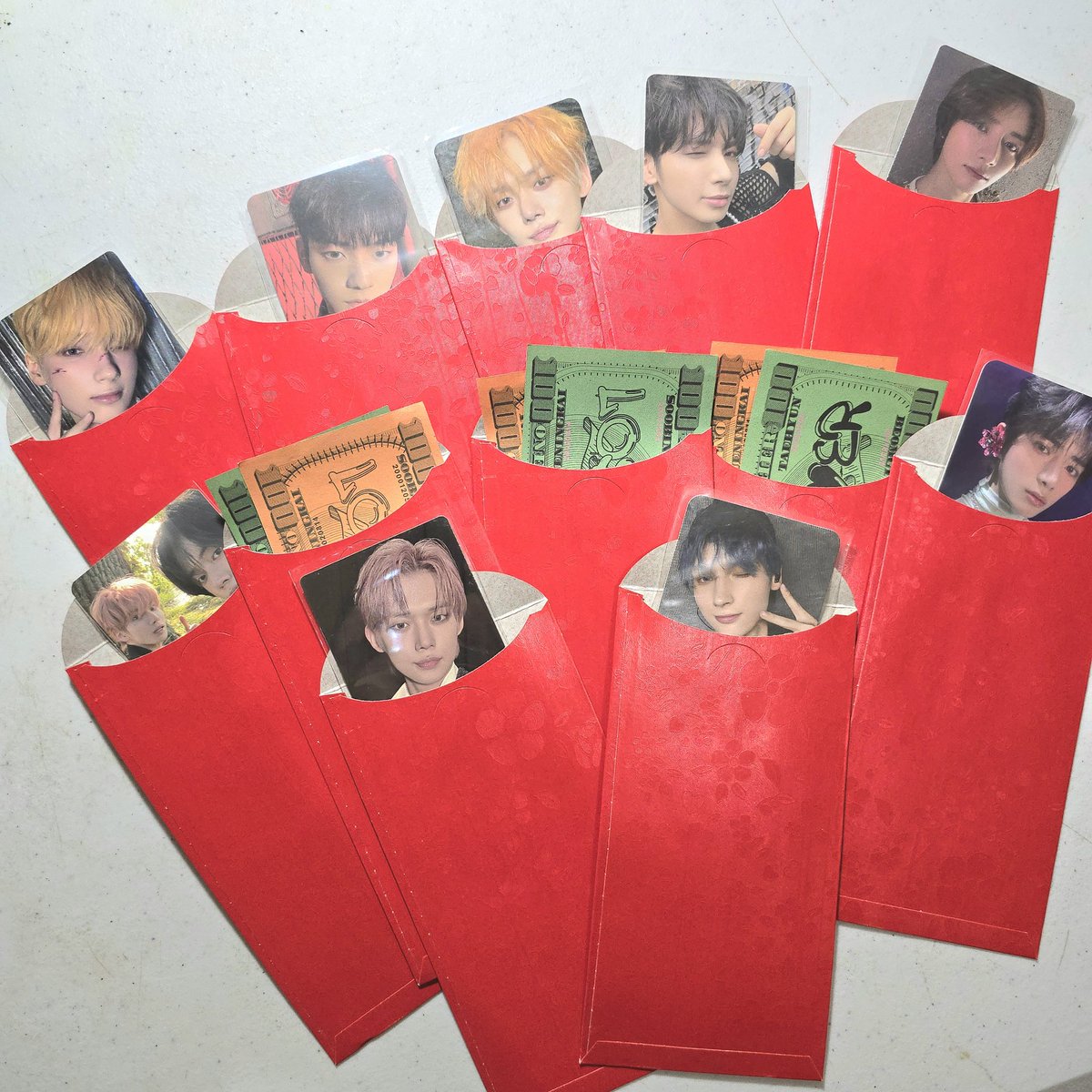 csnowkshop's tweet photo. Hello~ I've prepared some freebies for tomorrow's funmeet. Hoping to finally meet a lot of MOAs. 💓

#DunkinPH_WondersAt553 #TXT #TXTAtMOAArena #Dunkin_TXT https://t.co/BkabtRJtVt