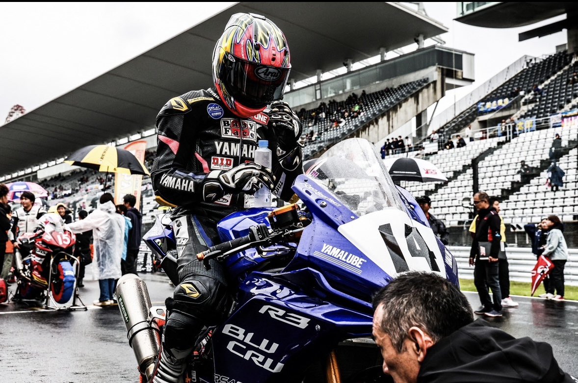 taishi_katada's tweet photo. 先日、ヤマハ発動機様からも発表があった通り今年もBLUCRU Team BabyFaceよりJP-SPORTクラスに参戦します！
とにかく常に全開で！チャレンジし続けます！！応援よろしくお願いします！

#BLUCRU
#BabyFace 
#焼き鳥濔風
#アトリエカラナ
#T2レーシング
#アライヘルメット
#RSタイチ
#Drdry https://t.co/mAQ28zZEUA